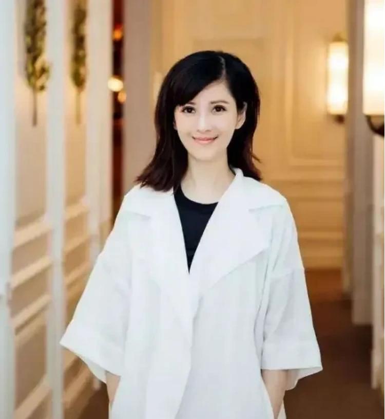 2013年，歌手陈红的富商老公李军，半夜翻围墙，闯入“情人”沈星家中。没想到，在