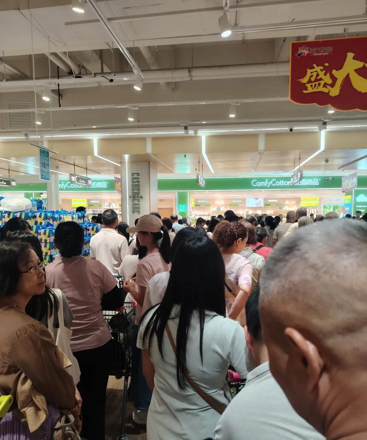 佛山这家超市火了，18个收银台，排了一个小时左右才出来，多少年没有这样的感受了，