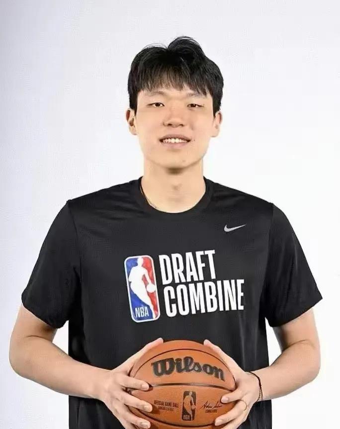 杨瀚森，王钰栋，依木兰们到底该不该出国？杨在美国试训，想进NBA，就有专家说，