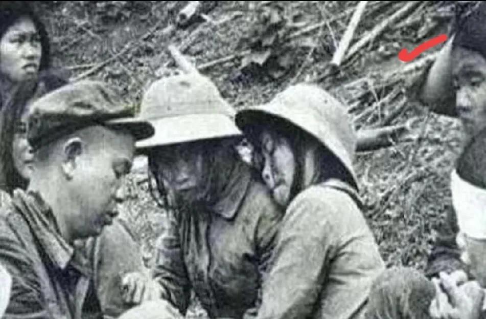1959年，美军俘虏了一个漂亮的越南女兵，正当女兵主动脱掉上衣迎合，美国大兵脱掉