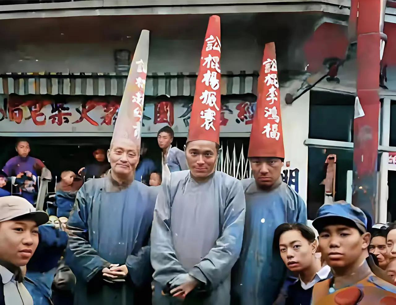 1950年的一天，昔日繁华的上海滩不见了车水马龙，取而代之的是黑压压的人群，他们