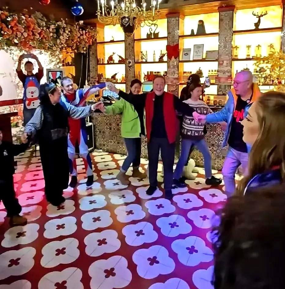 德云社纲丝节，一句包袱让70多岁的老爷子直接爆火。视频在抖音点赞干到千万，杨