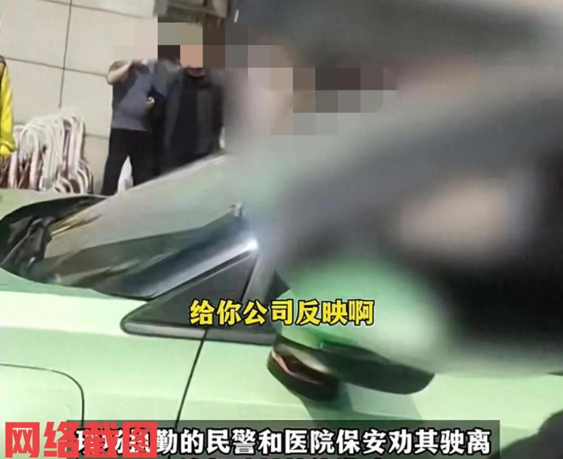 陕西西安有出租车在医院门口拉客。此时出租车因拦在医院大门口而影响了医院正常化