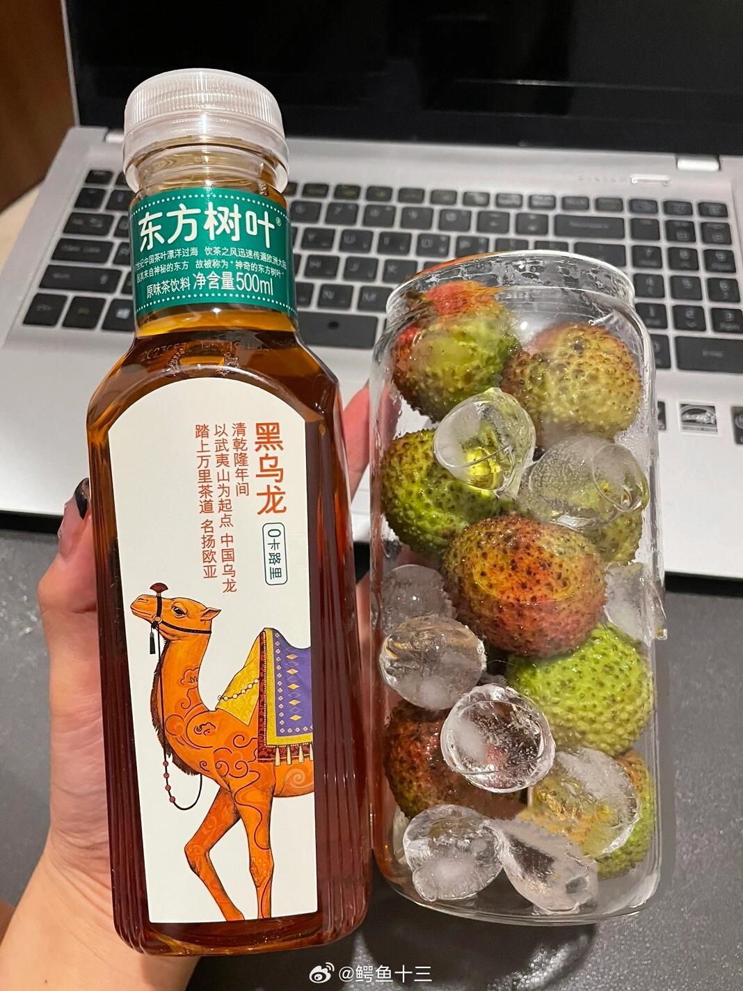 我的美食日记打工人，跟风做的荔枝乌龙！甜甜的荔枝搭配黑乌龙的清香，喝起来巨巨巨