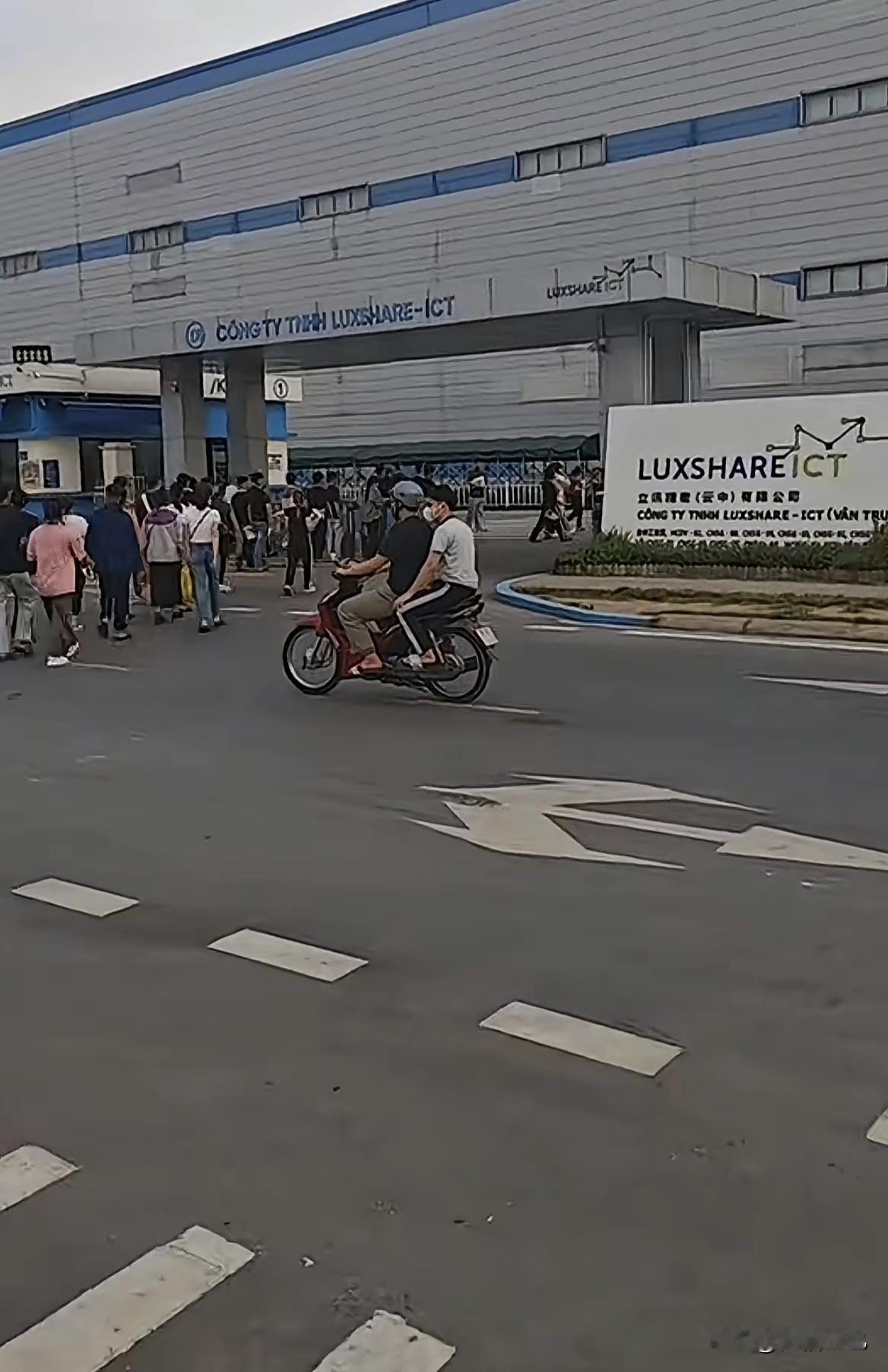 这是在越南的中资工厂立讯精密，他们每天都在招人，每天几百人几百人的招，一个厂几万