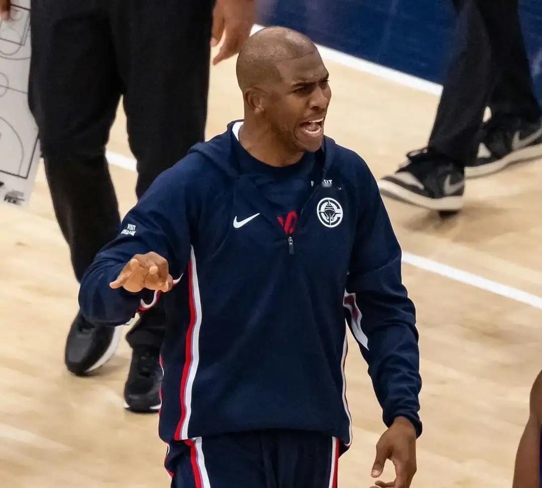 快船对保罗撒了个谎。不是“你不行了”，而是“你不能在场上”。管理层锁定的新