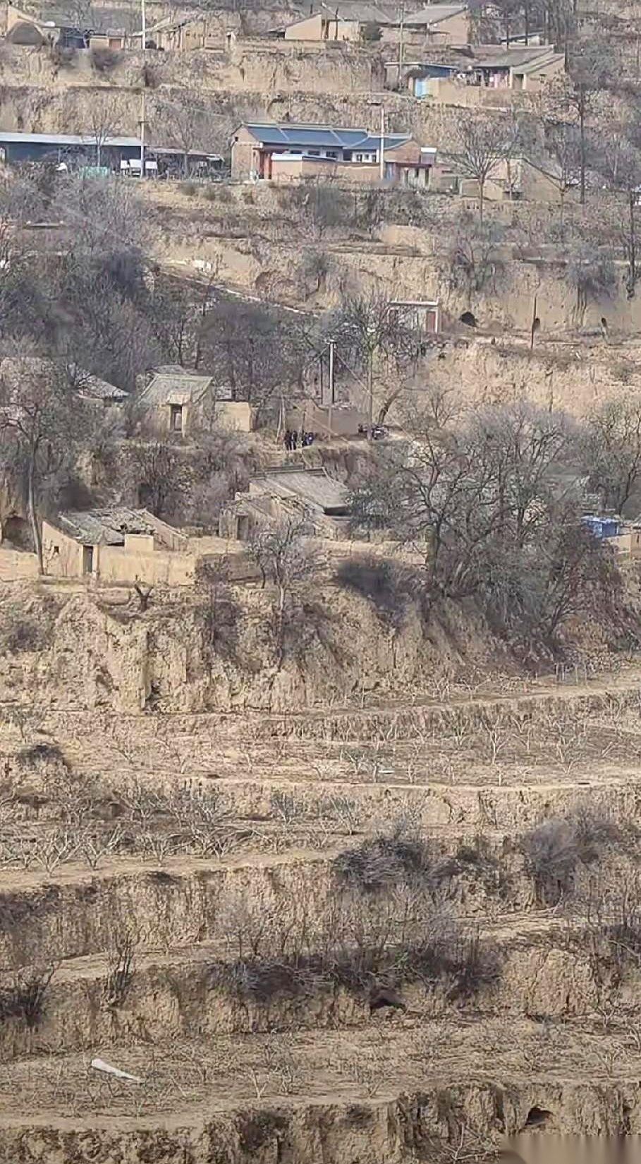 我今天才搞明白，以前是我土了。刷到一个甘肃天水的视频，叫甘谷县。那层层叠叠的黄