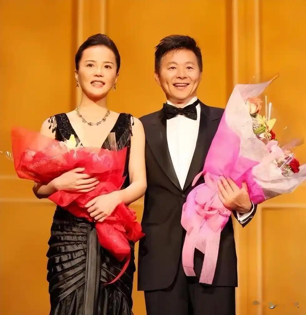 2008年，王宏伟在新疆演出时，有人给他介绍了个女孩——杨珊珊，比他小13岁，在