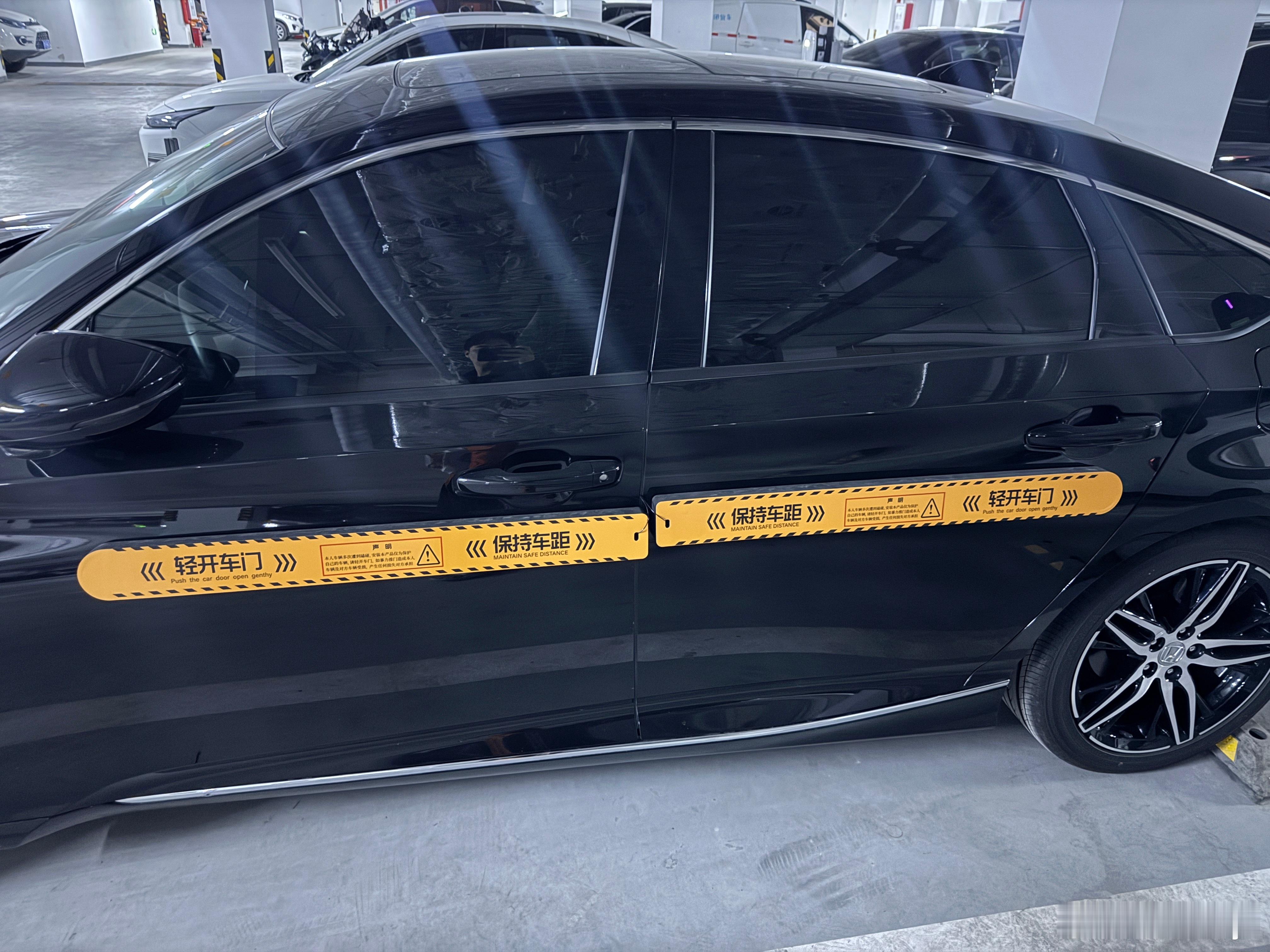 能装这么厚的防撞条，这位邻居得多绝望啊，旁边车主（副驾）是个sb吗