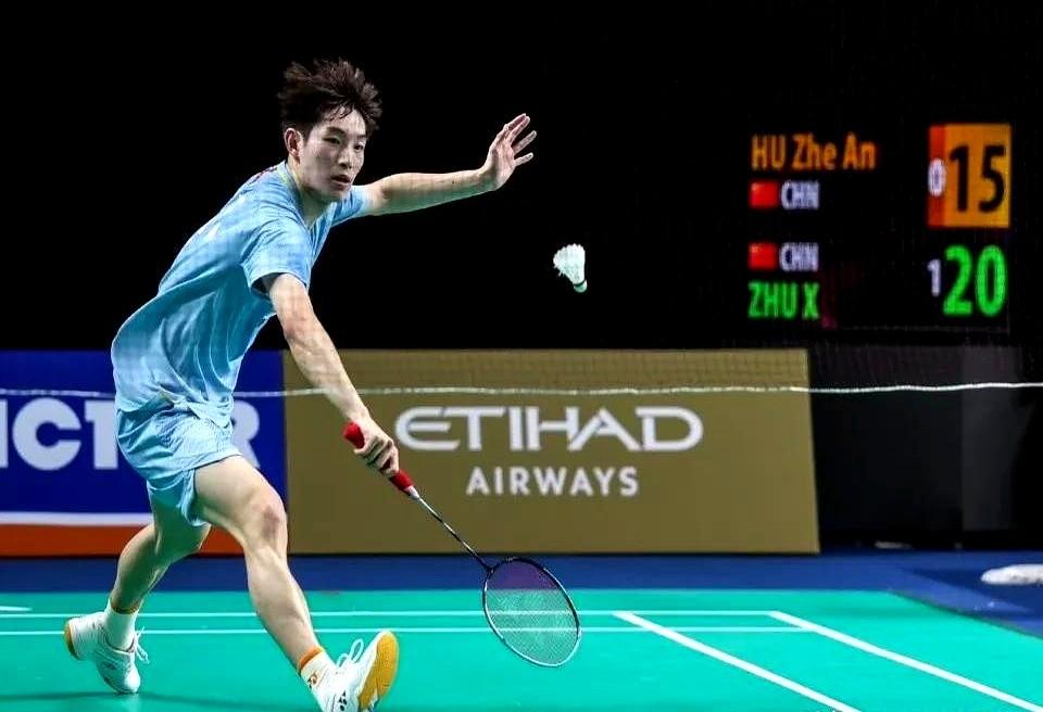 17-21，国羽男单爆冷了。翁泓阳打疯了，第二局轰出一波8-0，眼看就要逆转