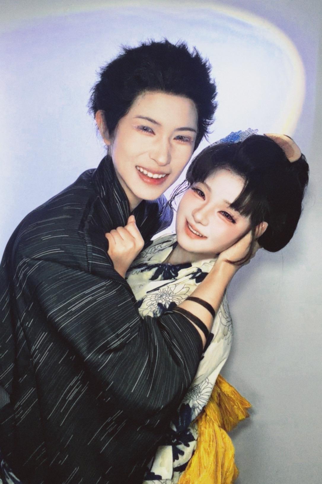 两位新人看镜头~ 321~