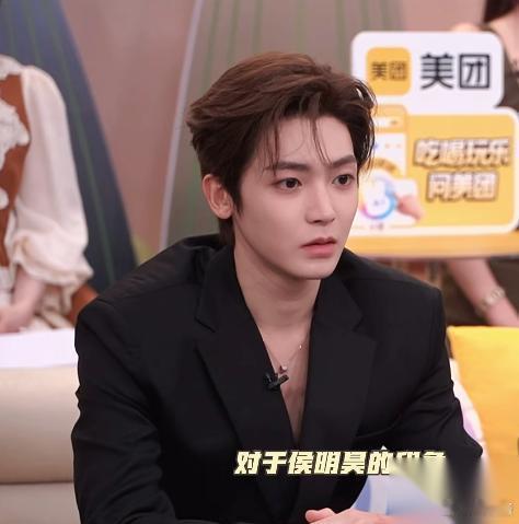 终于知道侯明昊为什么刚补位就直接晋级了，倒不是他唱得比同组老牌歌手好多少，也