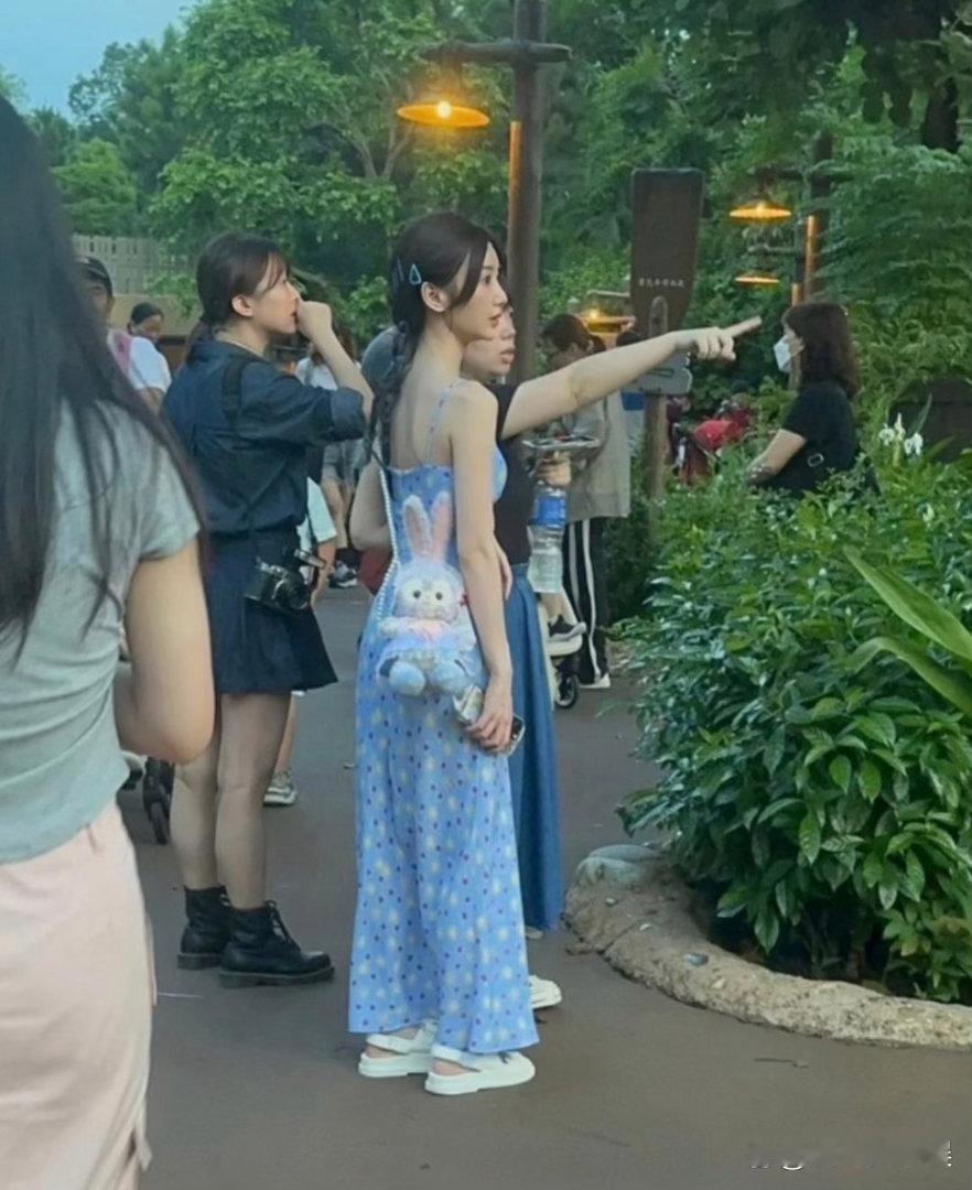 这是毛晓彤嘛？太有少女感了