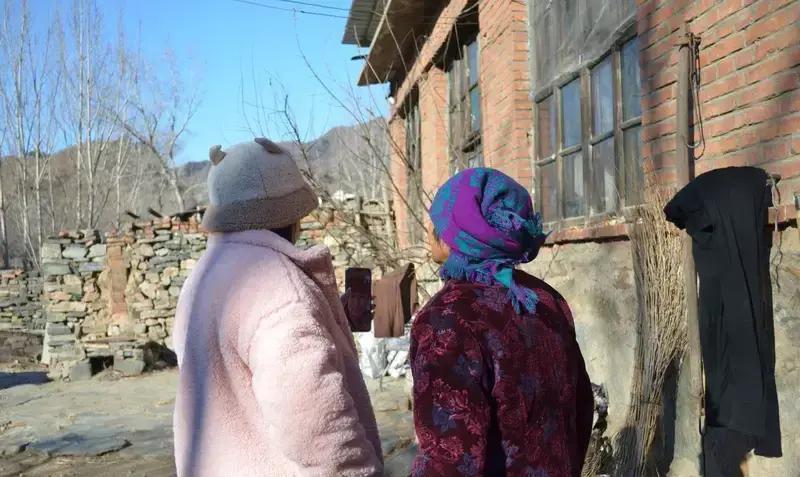 刷到一条抖音，儿媳在厨房切菜，婆婆一句“少放点油盐，你公公血压高”，镜头一黑，字