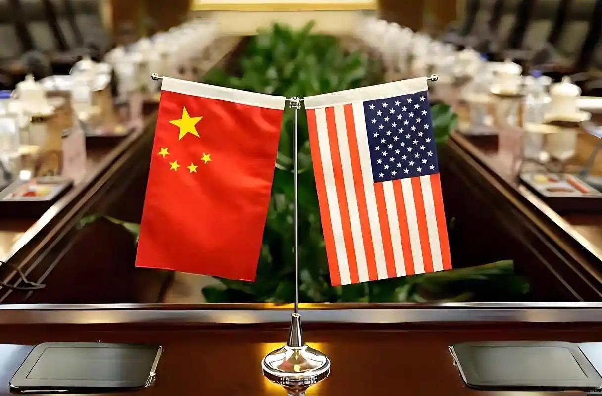 太反常了。中美谈了这么多年经贸，从来都是找个第三方小国当会场，这次居然直接把地点
