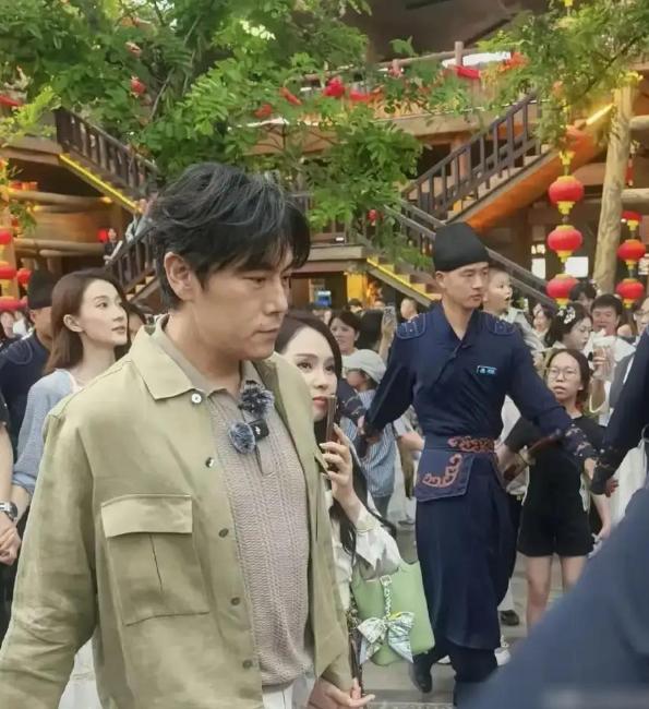 秦昊聊和伊能静的婚姻，坦言当初两人经济差距太大，自己没钱女方很富足，还被外界嘲讽