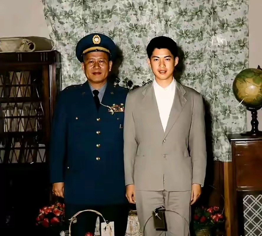 这张拍摄于1963年的彩色老照片，是白崇禧与儿子白先勇的临别留影。彼时白家刚经历