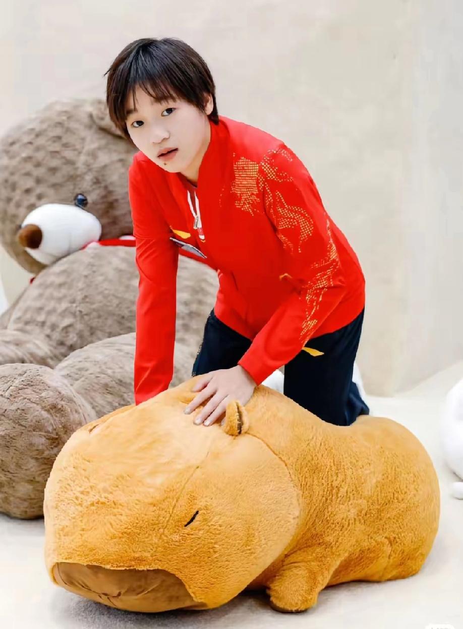 被记者追问时，她会低头抠手指，答不上来就嘿嘿笑，那副憨态可掬的样子，谁看了不心动