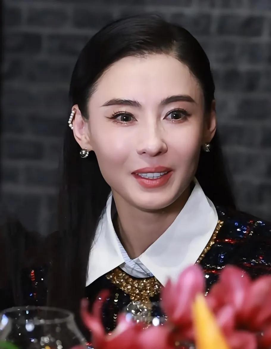 张柏芝晚宴状态绝了，骨相美太抗打张柏芝出席晚宴的生图也太能打了！身着亮片格