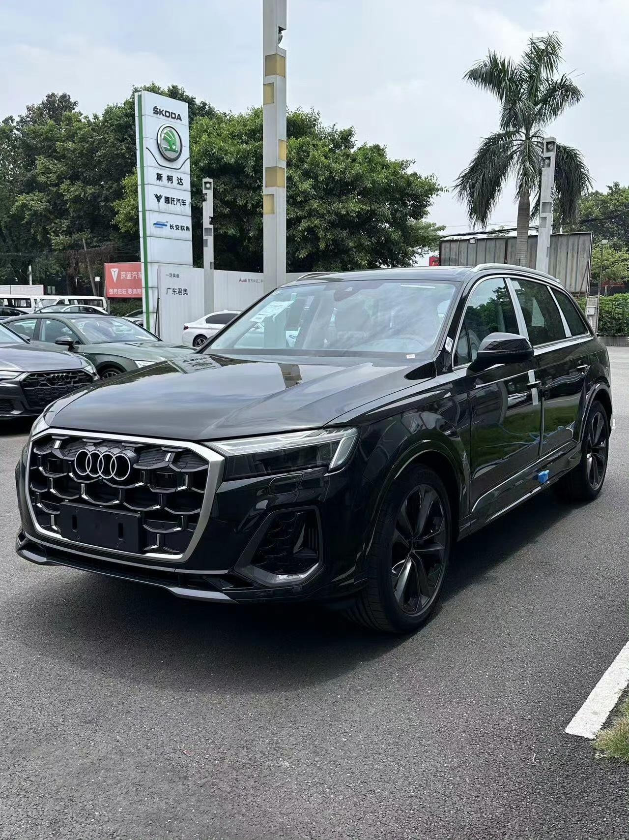 24款奥迪Q755T运动型黑外棕内这配置，很有吸引力。它是中期改款，前脸改动大