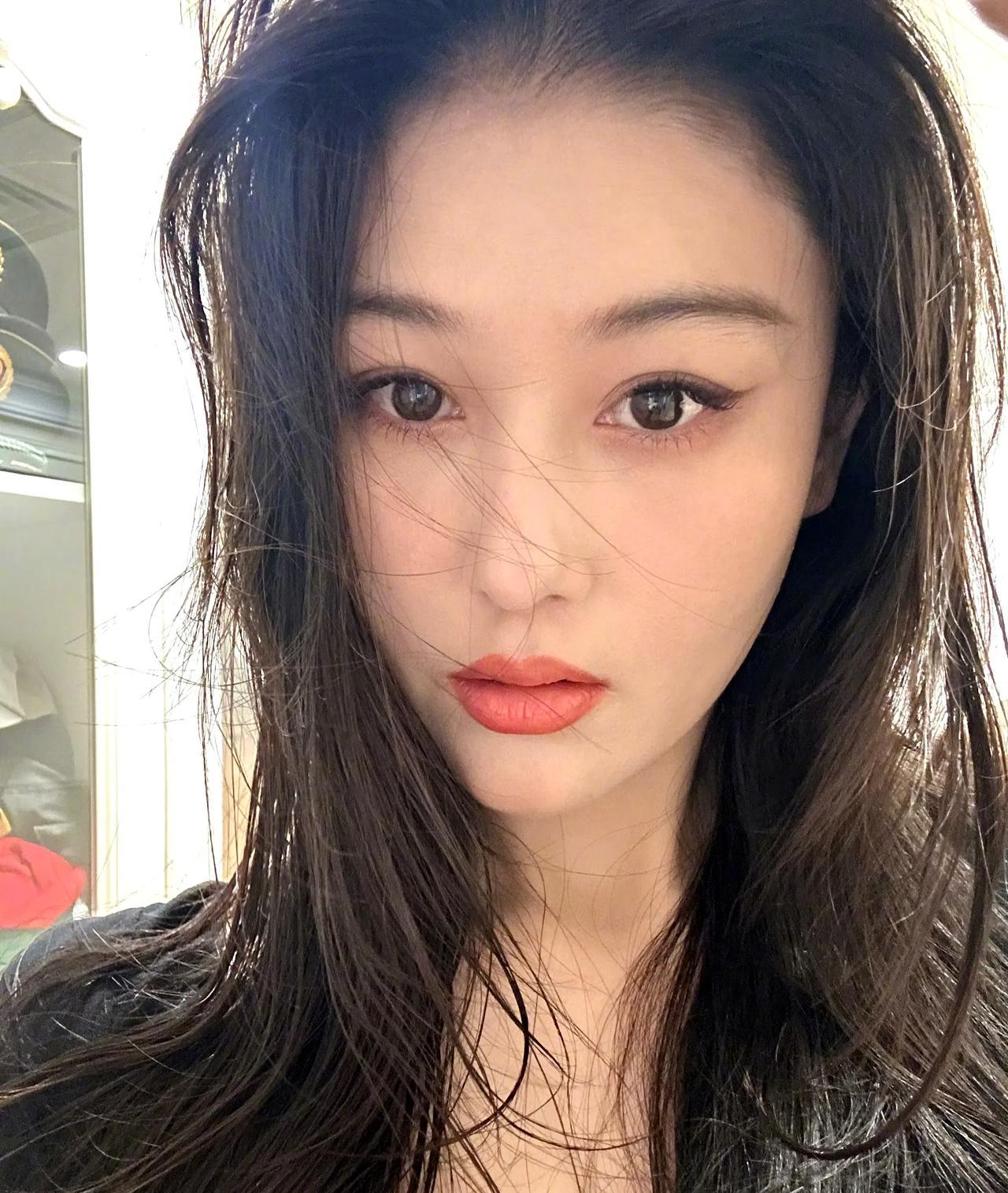 近日张馨予吐槽妈妈给自己睡扁头上了热搜，感叹老一辈人喜欢给孩子睡扁头，灵魂发问：