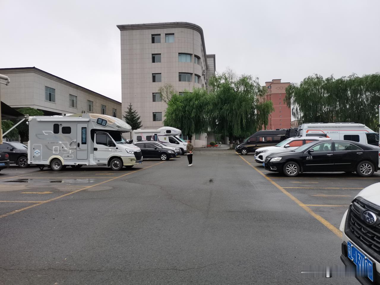 自驾G331一路来到珲春，给跑边境线的车友分享一处实用驻车点。这里场地空间充足