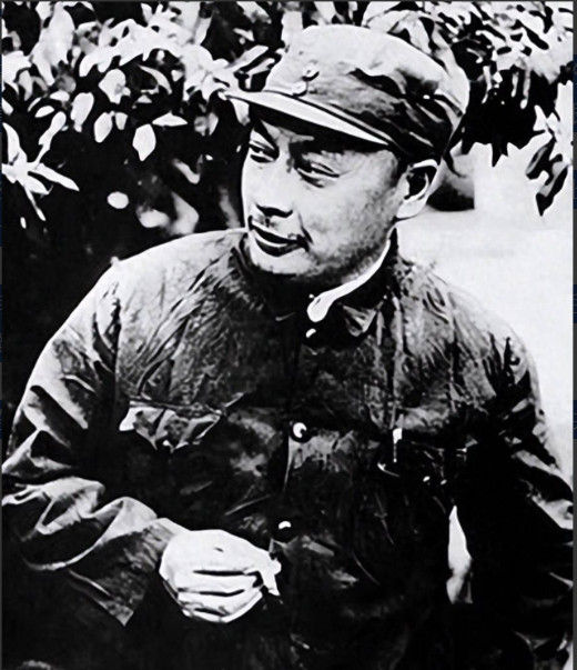 1936年冬，陈毅被敌人围困在梅山上，躲在一个岩洞里20多天，就在生死关头，当地