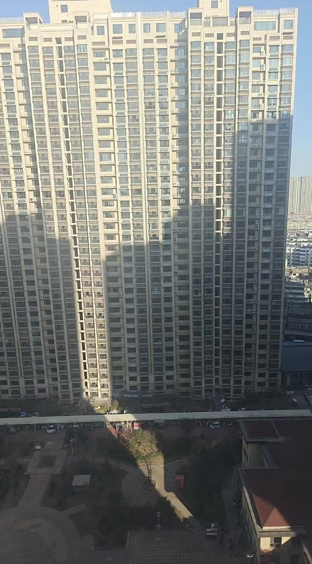 对面低层业主，我不是故意挡你的采光。对面这种大高层，得有一半楼层挡光