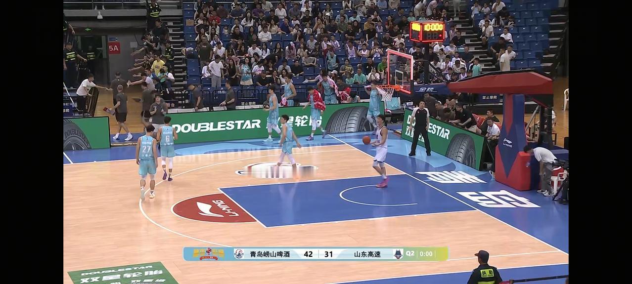 CBA夏季联赛青岛站半决赛上演了一场齐鲁德比，由山东高速对阵青岛崂山啤酒。上半场