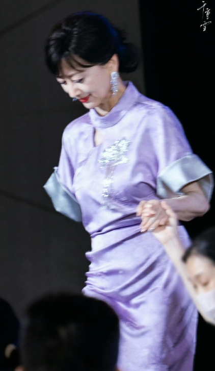 看她的采访就知道，温柔里藏着力量！说话轻声细语，却很有分量，这种内外兼修的魅力，