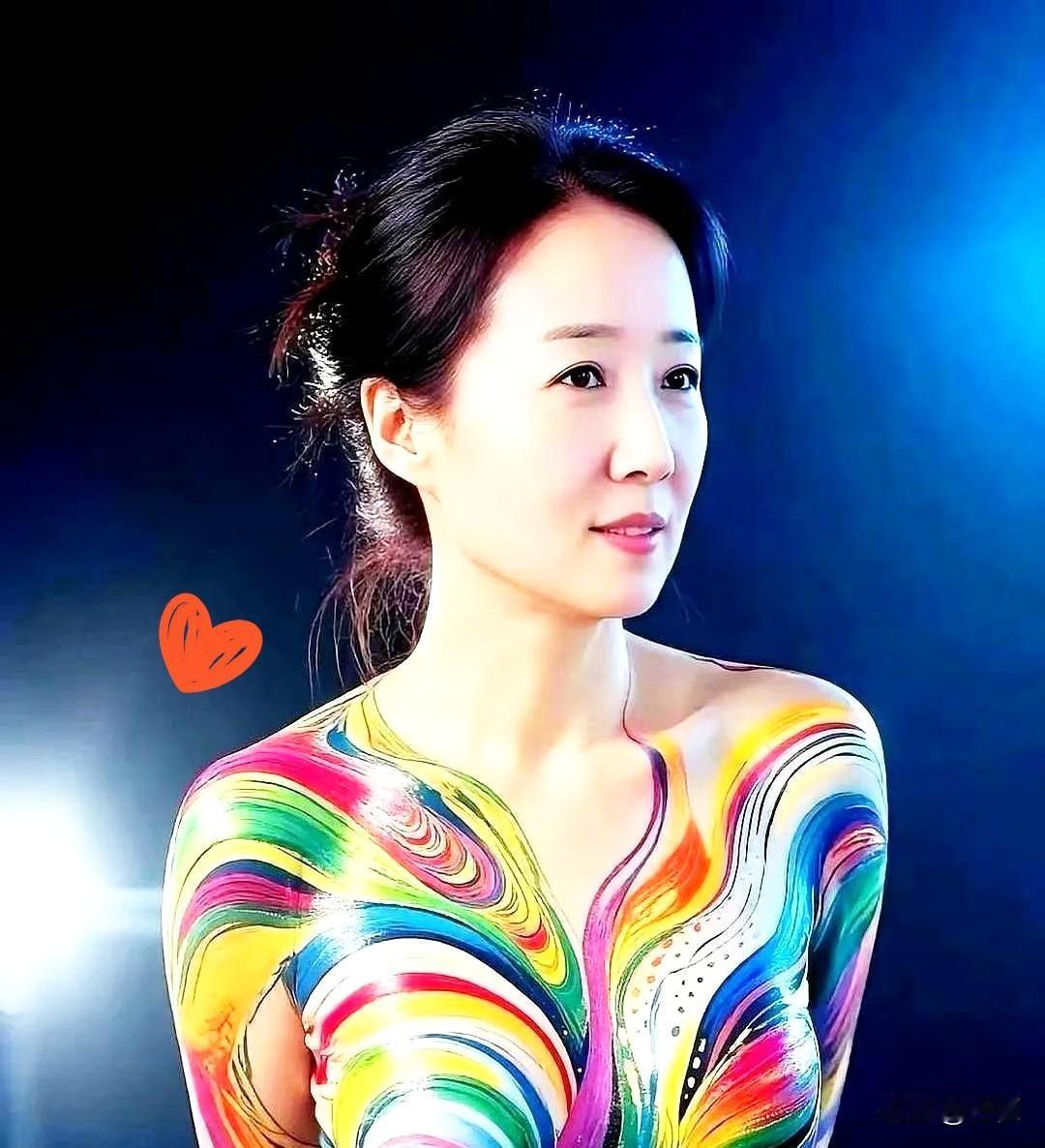 T台上，模特一丝不挂，两个人举着喷枪对准她的身体直接开喷。你没看错，不是后台