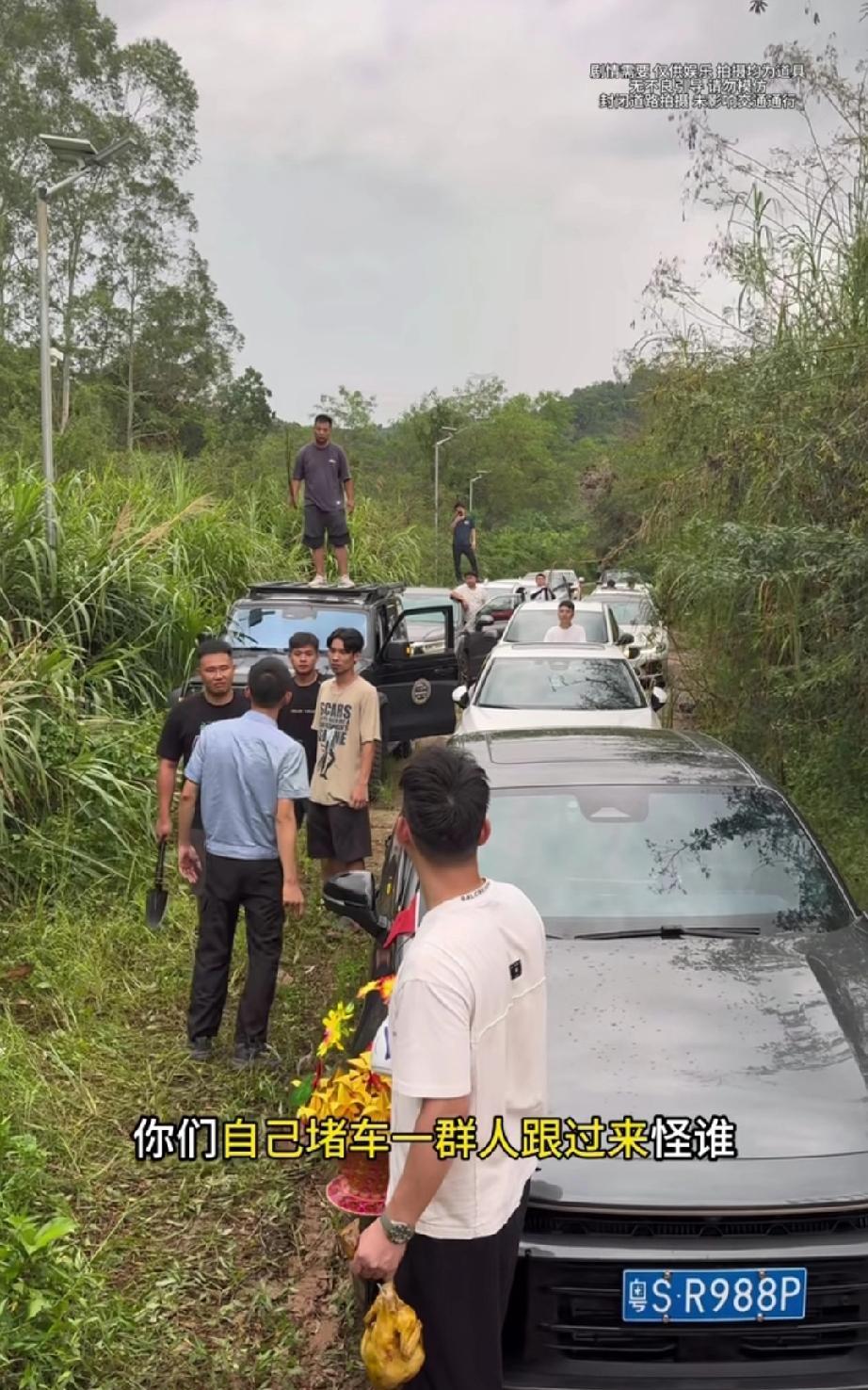原本打算抄近路进景区，谁承想这么一跟车，大家都堵在路上了。面对不熟悉的道路，千