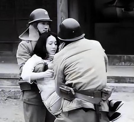 1940年5月，日军特务山田浩二被拖进地窖，坐老虎凳、竹签扎指甲、皮鞭沾盐水鞭背
