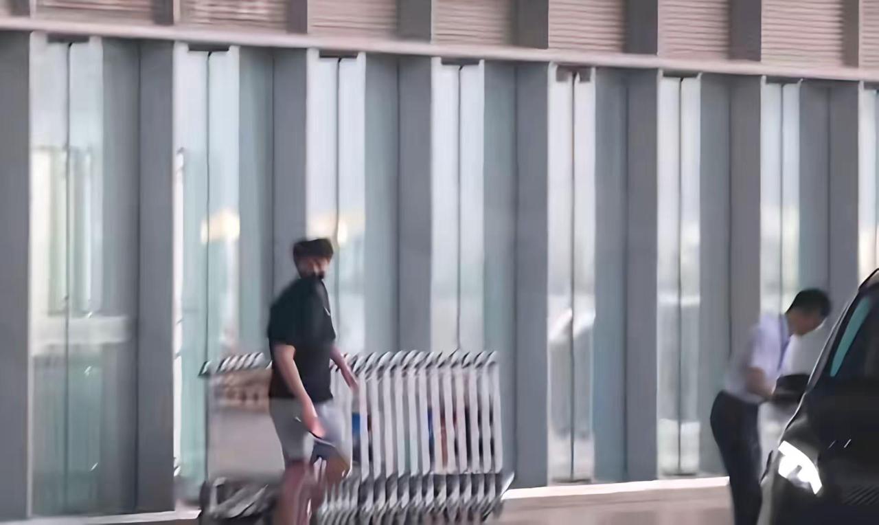 哥妹都升舱了，同舱不同排哦。（1）哥妹俩人都办理了升舱，（7月7日洛杉矶飞回北京