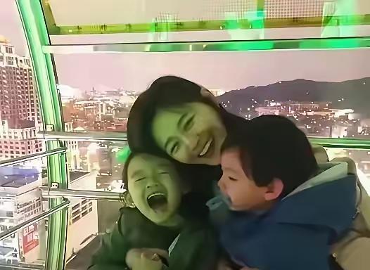 都说马筱梅对玥儿很好，不是亲妈胜似亲妈。可是，现在的玥儿总是抿嘴笑，似乎再也没