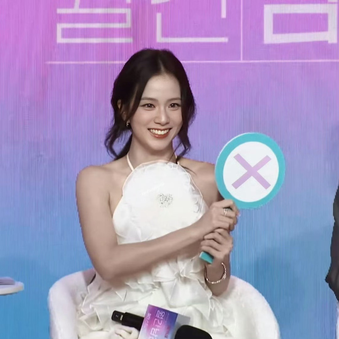 【网络上正在传播的与艺人家人相关的事件，与金智秀及所属公司完全无关。】【艺人自练