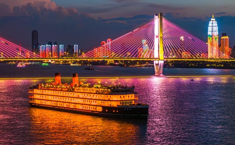 我还真拍到过超美的城市夜景。11月20日那晚，我在江边捕捉到了绝美的画面。斜拉桥