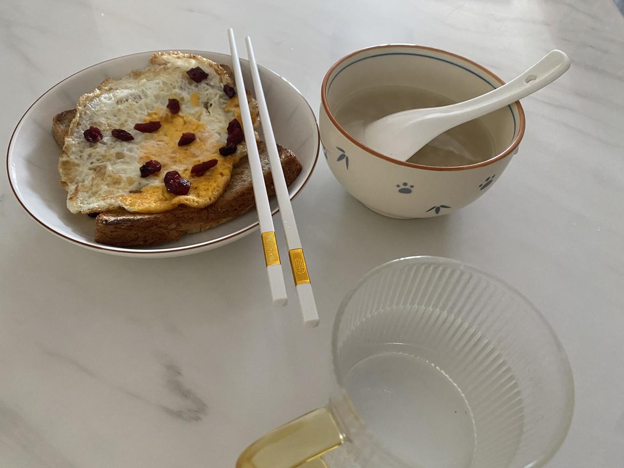 一个人的神仙日子不上班，睡到自然醒，不慌不忙的吃了一份简单的早餐，然后去菜地摘