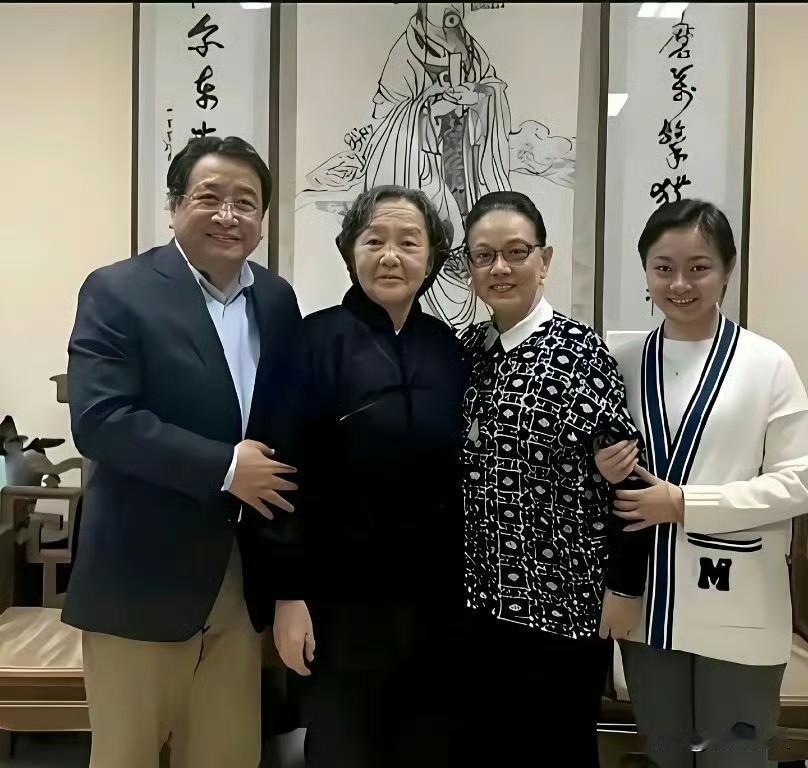 相声大师姜昆的全家福火了！中间左边是岳母，右边是夫人李静民，女儿姜珊贴心扶着妈妈