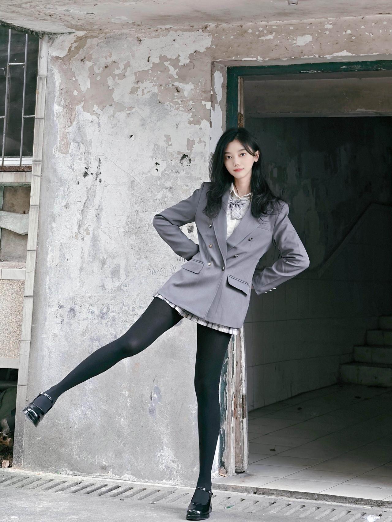 银行职员的目视感，严肃但温柔