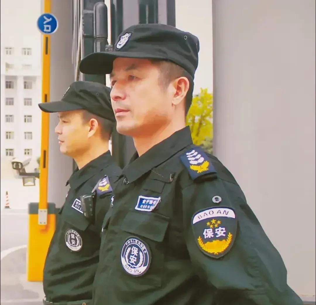 很多人都说小区设置保安基本没什么作用，其实有这种思想是很大的错误。小区如果没有保