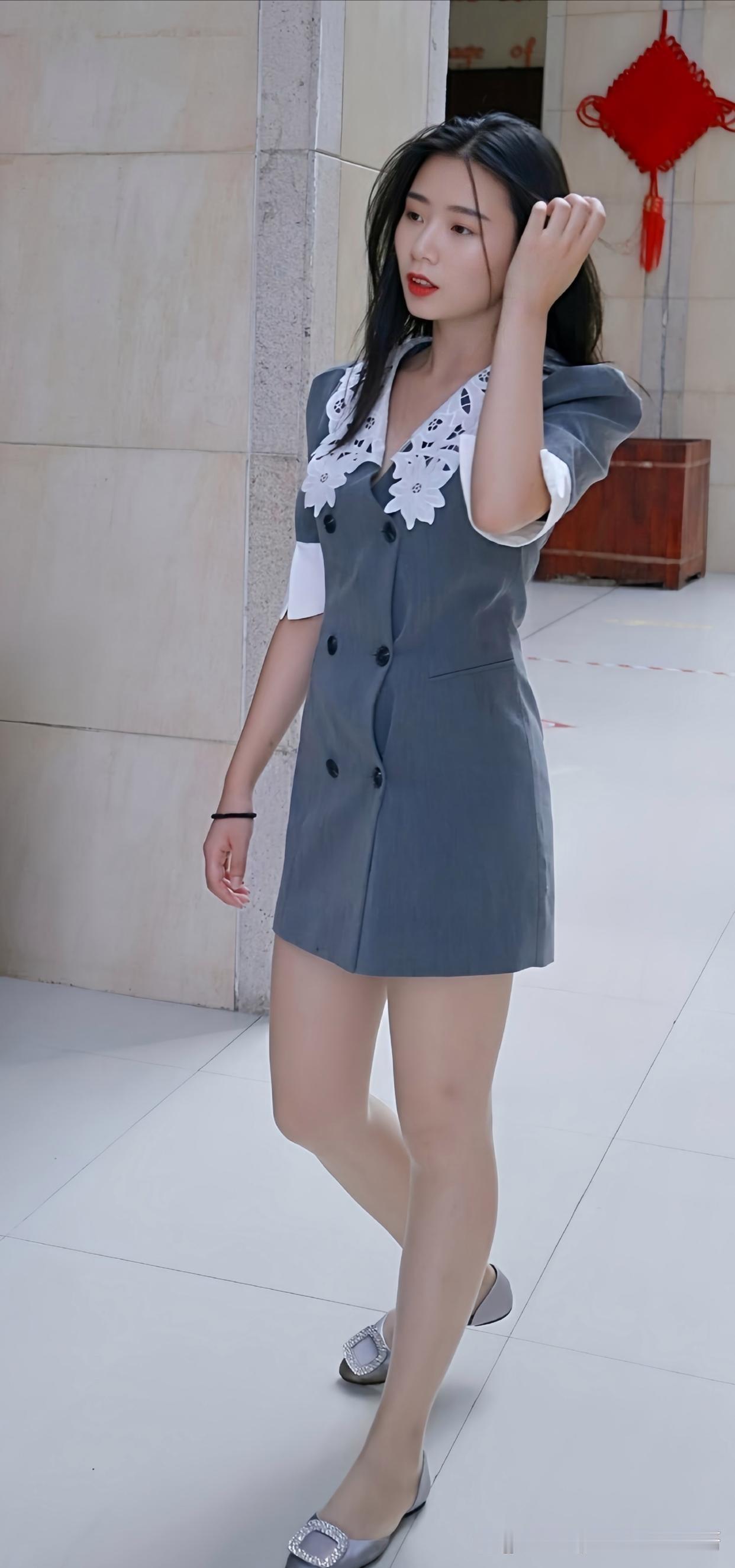 黑白撞色连衣裙，简直是优雅复古风的代名词，时尚魅力直接拉满！像欧式宫廷感的黑白