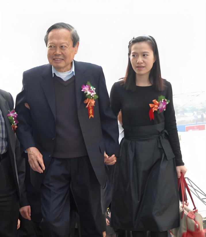 翁帆也不容易，守着杨振宁从28岁到49岁，已经21年了。可以这样说，翁女士把自己