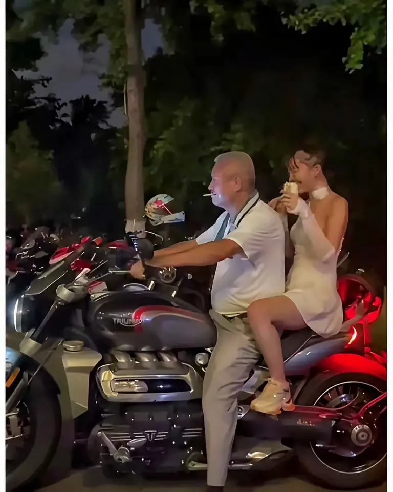 大爷应该是接孙女下班吧