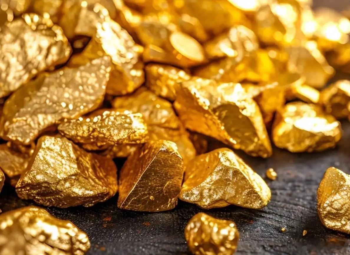 黄金跌破4000美元了。五个月前还在5600，半年跌了近30%，三年牛市宣告终结