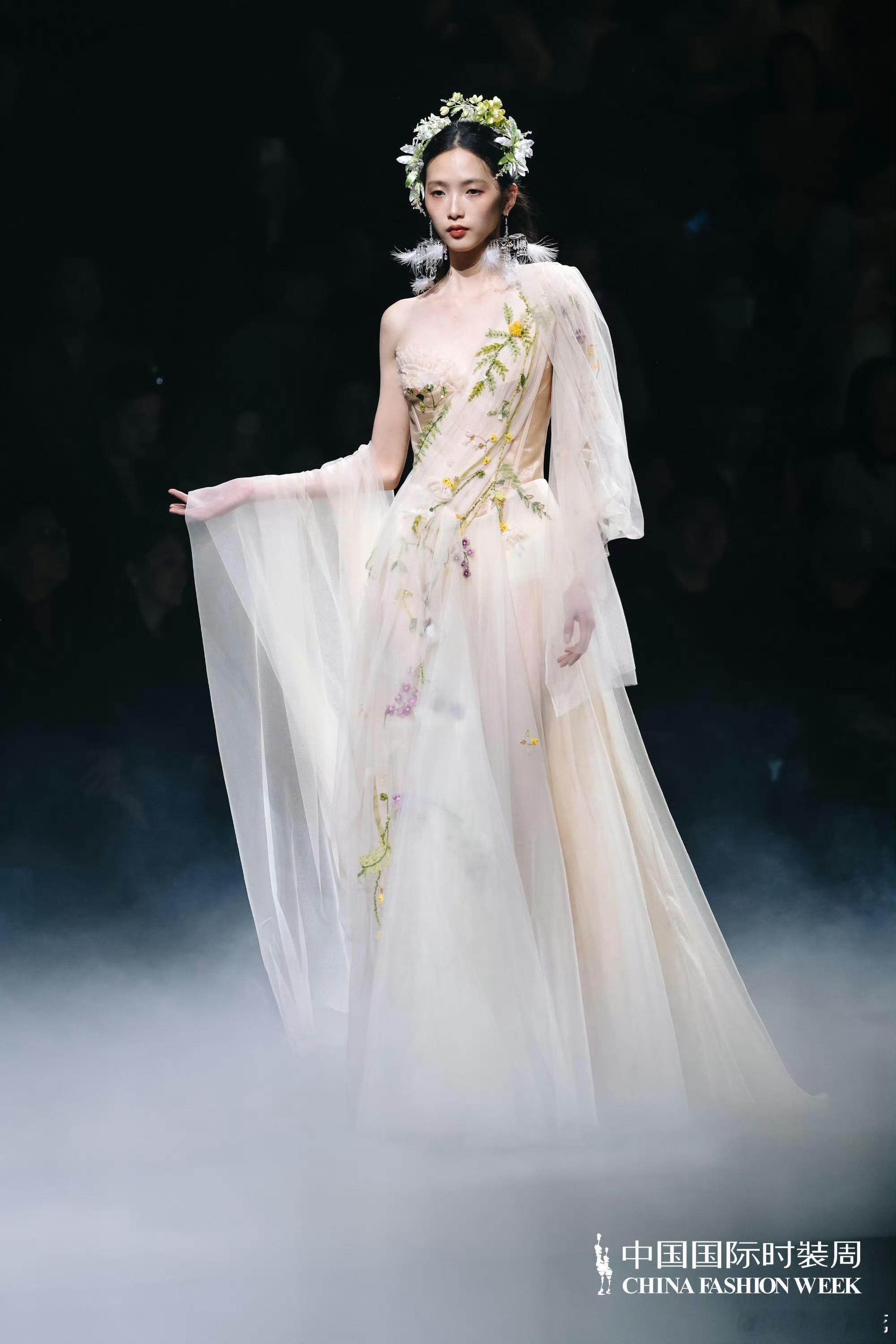 杨紫×果子熟了品牌直播完全花仙紫！来自今日直播活动的造型揭晓，果子熟了无糖茶