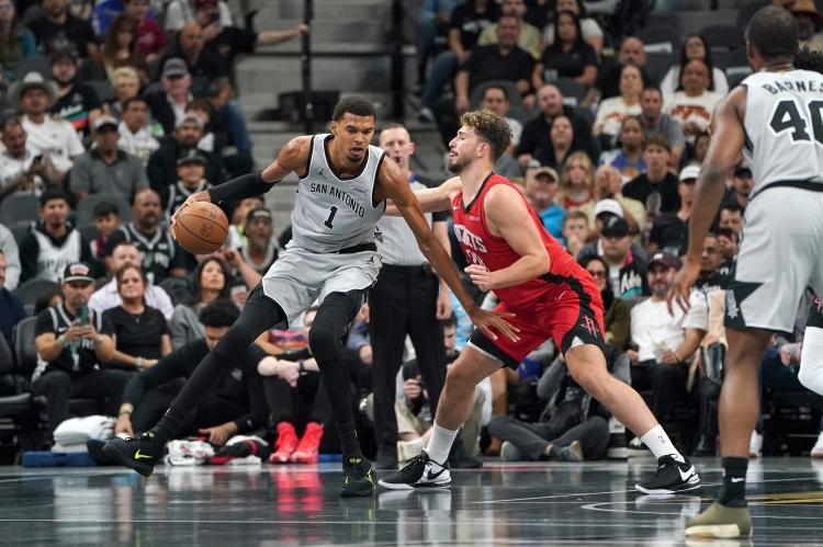 火箭输马刺，原因很简单！1，马刺防守好，不管内线外线的防守，都很有针对性！2