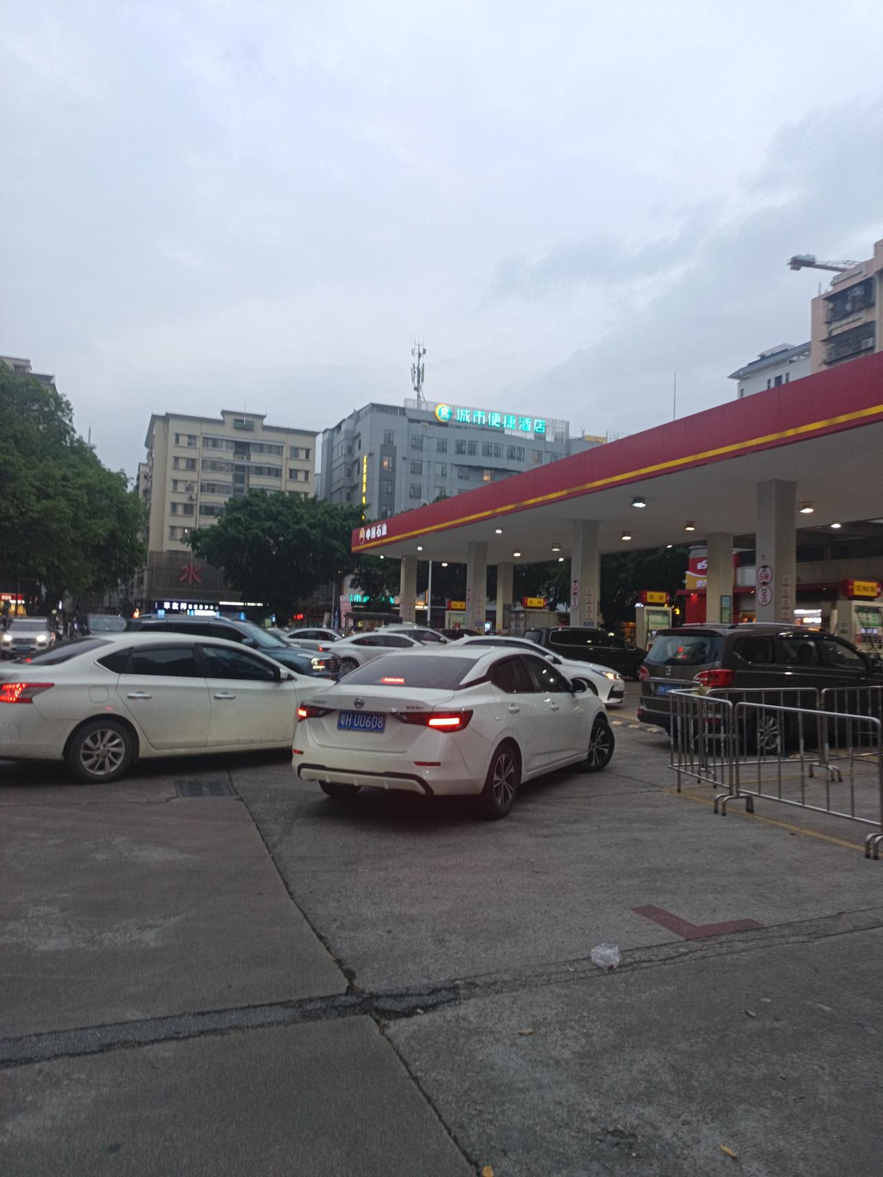 我终于知道为什么明明有这么多油在加油站却依然有这么多人来排队加油了你