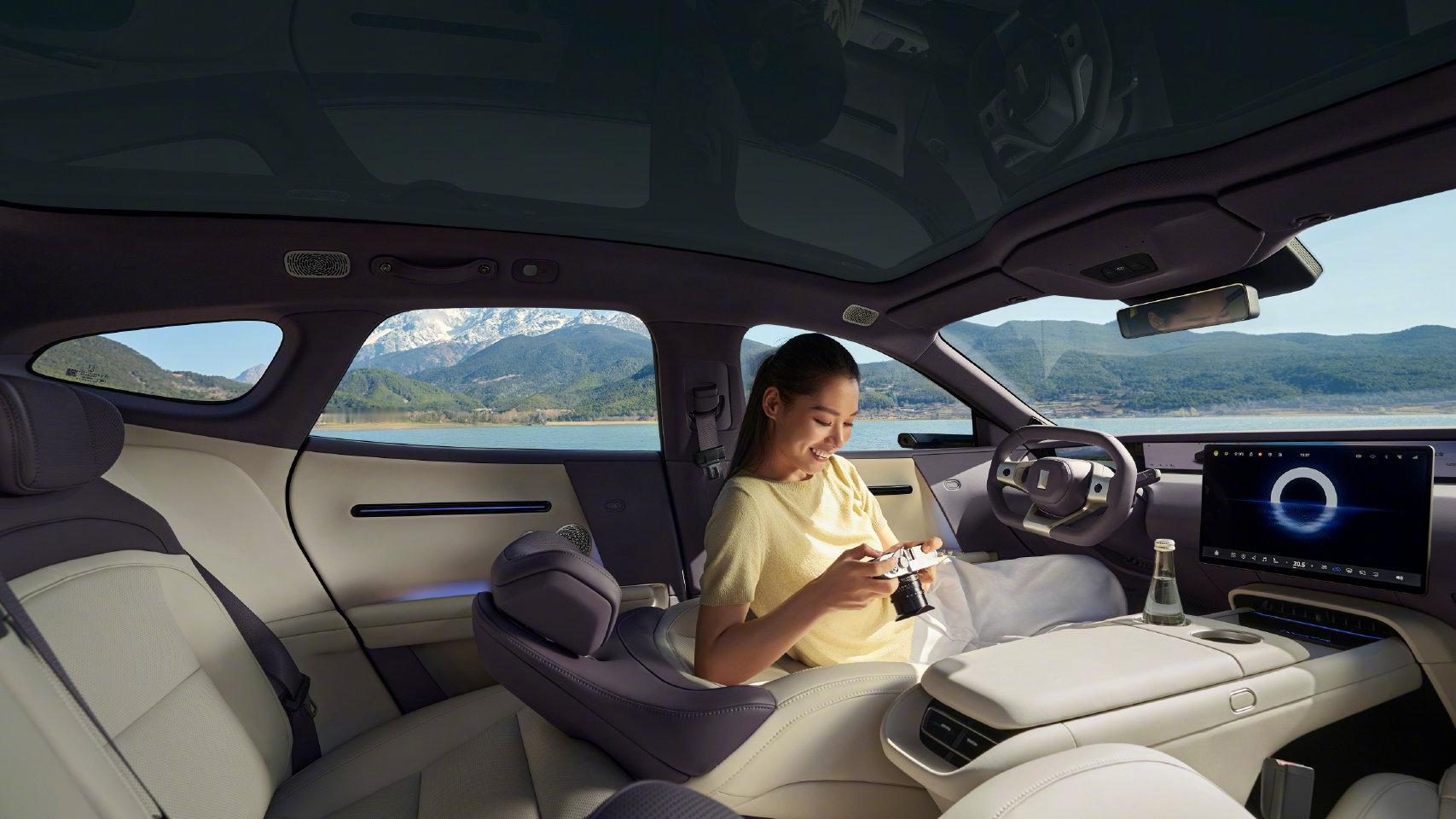 阿维塔06T今天上市，权益后21.59万起。聊几个点。一、性能·三电机四驱：9