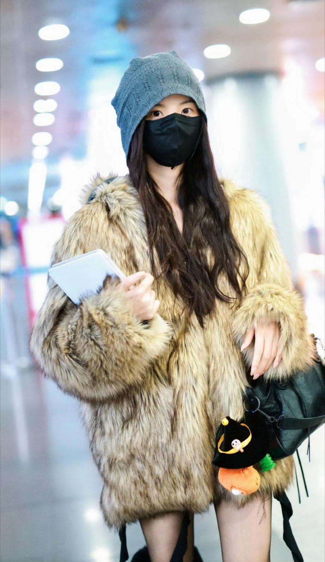 杨超越黑丝这一套好抓我的心！超越妹妹这个女人好会穿